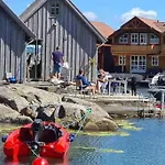 Exceptional 2 Meters From The Sea, Possible To Rent Boat, Bekkjarvik, 60 Km From Bergen *