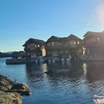 Exceptional 2 Meters From The Sea, Possible To Rent Boat, Bekkjarvik, 60 Km From Bergen
