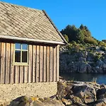 Exceptional 2 Meters From The Sea, Possible To Rent Boat, Bekkjarvik, 60 Km From Bergen