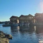 Exceptional 2 Meters From The Sea, Possible To Rent Boat, Bekkjarvik, 60 Km From Bergen بيت للعطل Gauksheim