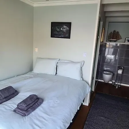 Exceptional 2 Meters From The Sea, Possible To Rent Boat, Bekkjarvik, 60 Km From Bergen Holiday home Gauksheim