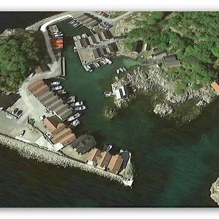 Holiday home Exceptional 2 Meters From The Sea, Possible To Rent Boat, Bekkjarvik, 60 Km From Bergen *