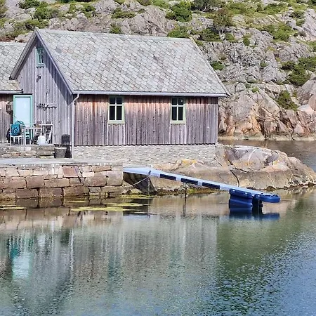 Holiday home Exceptional 2 Meters From The Sea, Possible To Rent Boat, Bekkjarvik, 60 Km From Bergen *