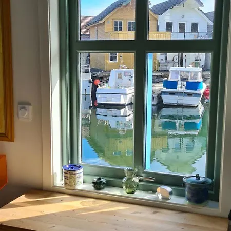 Exceptional 2 Meters From The Sea, Possible To Rent Boat, Bekkjarvik, 60 Km From Bergen Holiday home