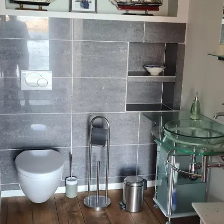 Exceptional 2 Meters From The Sea, Possible To Rent Boat, Bekkjarvik, 60 Km From Bergen Holiday home