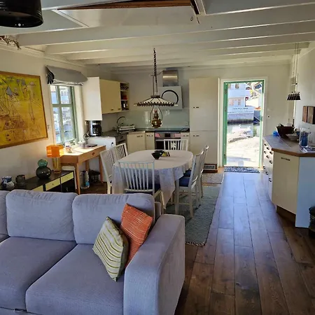 Exceptional 2 Meters From The Sea, Possible To Rent Boat, Bekkjarvik, 60 Km From Bergen