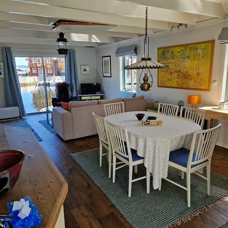 Holiday home Exceptional 2 Meters From The Sea, Possible To Rent Boat, Bekkjarvik, 60 Km From Bergen