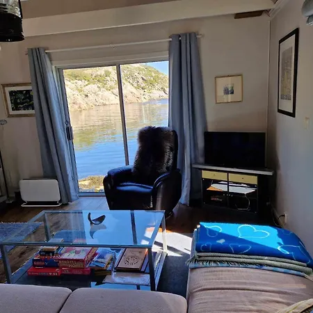 Holiday home Exceptional 2 Meters From The Sea, Possible To Rent Boat, Bekkjarvik, 60 Km From Bergen *